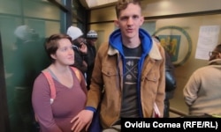 Broderic și soția sa Krystin, gravidă, au trecut prin mari emoții până să își poată depune documentele pentru obținerea permisului de ședere pe un an.