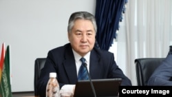 Жээнбек Кулубаев.