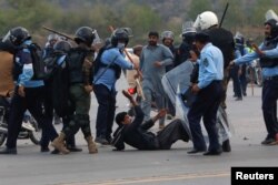 د مارچ پر ۱۸مه عدالت ته د عمران خان د حاضرېدو پر وخت د هغه د پلویانو او پولیسو ترمینځ د اخ و ډب پېښې وشوې.