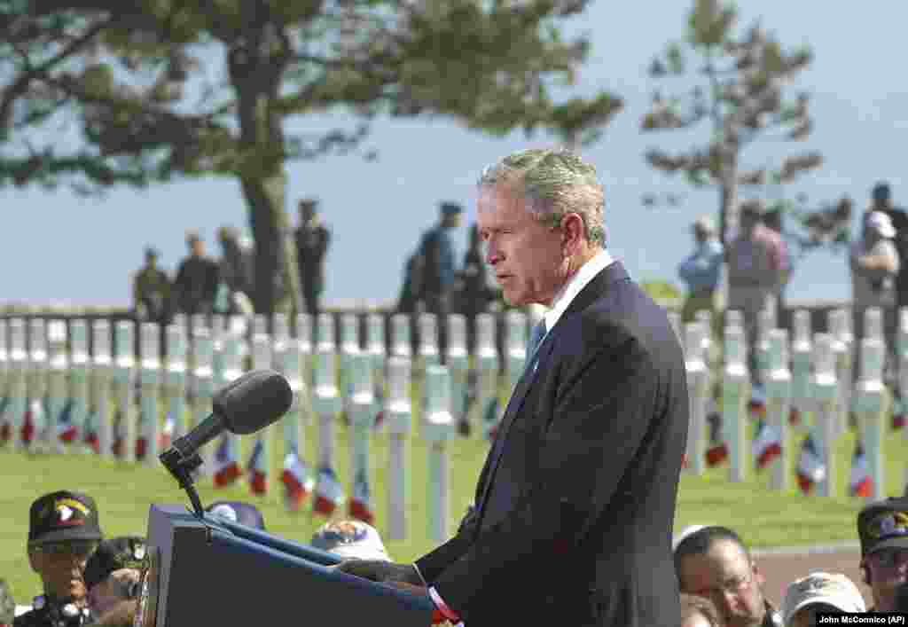 6 iunie 2004 - 60 de ani de la Ziua Z. Discursul președintelui american George W. Bush la Cimitirul American din Normandia.&nbsp; În 2004, a fost pentru prima oară când președintele rus, Vladimir Putin, a fost invitat la ceremonii, ocazie cu care a ținut să sublinieze sacrificiile Uniunii Sovietice din timpul celui de-Al Doilea Război Mondial.