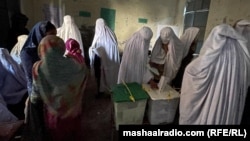 په ټانک کې ښځې په پولېنګ سټېشن کې ووټ اچوي - د فبرورۍ اتمې انځور. 