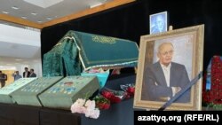 Кыргыз-казакка таанымал Мурат Ауэзов менен коштошуу