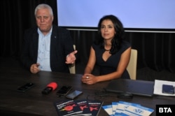 Ваня Григорова представя книгата си „Пътеводител за защита на работното място“ по време на събитие на КТ „Подкрепа“ в Бургас. 3 ноември 2022 г.