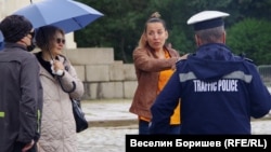 Служителка на дирекция "Сигурност" в Столичната община (в кафявото яке) повика полиция, защото джиповете за Украйна бяха паркирани неправилно.