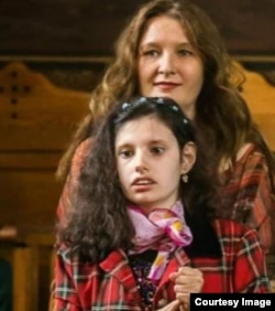 Raluca Tănase este asistentul personal al Irinei, fata ei de 22 de ani cu epilepsie și paralizie cerebrală.