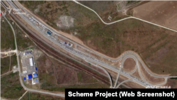 Черга з автомобілів на автодорозі в Краснодарському краї Росії, що веде до Керченського мосту, 27 червня 2023 року