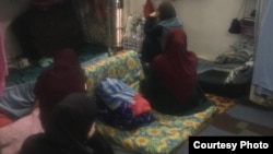 Ирактын түрмөсүндө отурган келиндер. "Азаттыкка" кайрылган аялдар жөнөткөн сүрөт.