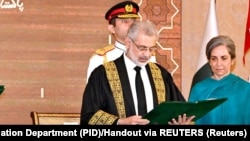 قاضي فایز عیسا د ۲۰۲۳ز کال د سېپټېمبر پر ۱۷مه د سپریم کورټ د مشر قاضي په حیث د دندې لوړه وکړه، په څنګ کې یې ښځه هم ولاړه ده. 