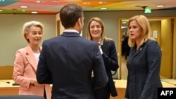 Președinta Comisiei Europene, Ursula von der Leyen, președintele Franței, Emmanuel Macron, președinta Parlamentului European, Roberta Metsola și prim-ministra Letoniei, Evika Siliņa (în ordine, de la stânga la dreapta) discută în marginea Consiliului European, 14 decembrie 2023.