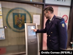 Reprezentanții Serviciului de Imigrări Cluj spun că aparatul de bonuri de ordine poate fi folosit, însă nu mai devreme de 15-20 de minute înainte de startul programului. Listele neoficiale, pe care cetățenii non-UE le întocmesc încă de seara, nu sunt încurajate de autorități.