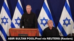 یوآو گالانت (ایستاده) در کنار بنیامین نتانیاهو