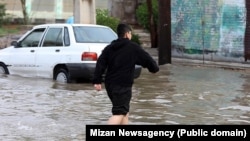 Kerkiniň käbir sebitlerindäki jaýlaryň howlularyny uly adamyň dyzyna çenli ýetýän suw basdy. (Illýustrasiýa suraty)