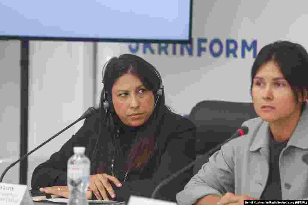 Дружина ув'язненого журналіста Катерина Єсипенко (праворуч на фото) розповідає про стан її чоловіка та про те, що відомо про умови його утримання в незаконному ув'язненні.&nbsp; Нікола Карім, головна редакторка Радіо Свобода (ліворуч на фото) заявивла, що , Радіо Вільна Європа/Радіо Свобода (РВЄ/РС) вважає своїм найвищим пріоритетом боротьбу за звільнення своїх журналістів, які перебувають у в&rsquo;язниці. &nbsp;