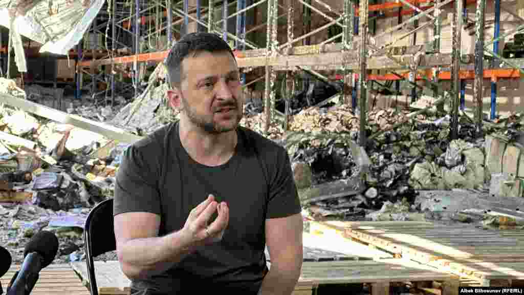 Отвечая на вопросы журналистов он заявил, что Украина однозначно победит в войне.