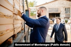 Milošević u društvu Abazovića provjerava pakete zaplijenjenih cigareta uoči spaljivanja u Nikšiću, avgust 2022.