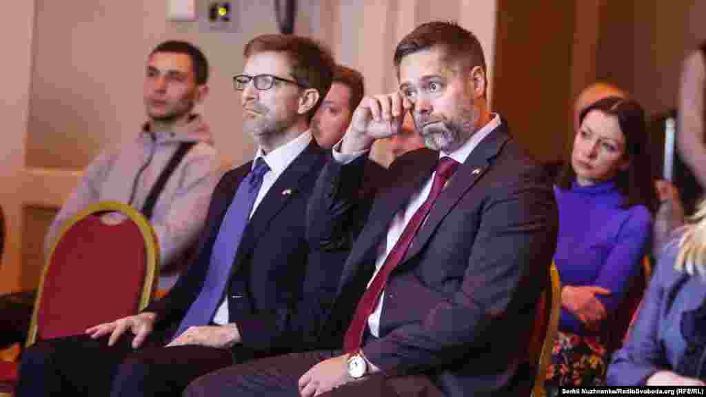 Заступник голови Місії США в Україні&nbsp;Крістофер В. Сміт серед тих, хто прийшли побачити фільм про Віру Гирич та вшанувати пам'ять про неї