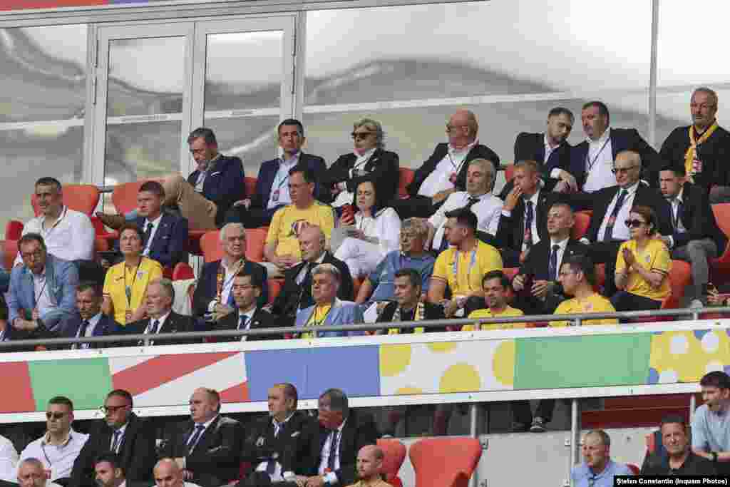 Suporteri și oficiali români.
