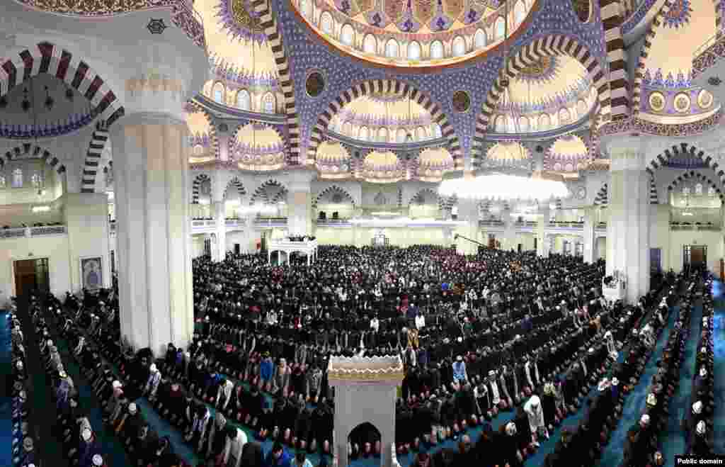 Айт намазга чогулган эл.&nbsp;