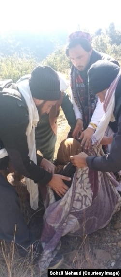 د سیمې خلک یوه ژوبله مېرمن له غره ښکته کوي: انځور ډېسېمبر ۱۶، کال ۲۰۲۳