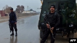 په لکي مروتو کې پولیسو پر سړک ناکه لګولې او پهره کوي - انځور له ارشیفه. 