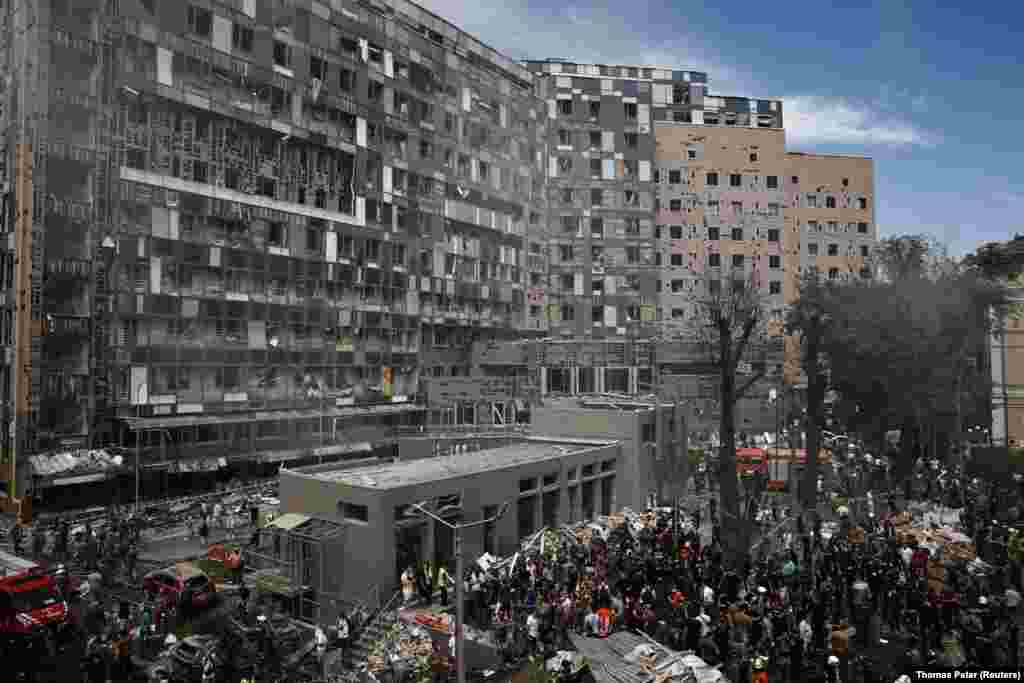 Утром восьмого июля российские войска нанесли массированный ракетный удар по Украине. Взрывы раздавались в Киеве, Днепре, Кривом Роге и ряде городов Донецкой области.&nbsp;Основной удар был направлен по Киеву: в&nbsp;Шевченковском районе&nbsp;была разрушена крупнейшая в стране детская больница "Охматдет"