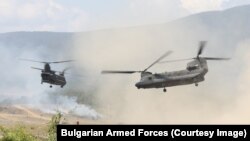  Хеликоптери CH-47D „Chinook“ от 1-ви армейски авиационен полк „Антарес“ на Италианската република. Снимката е от учение на многонационалната група на НАТО в България на полигон Ново село.

