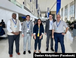 Дастан Абдылдаев (солдон экинчи) COP28 саммитине келген чет элдик адистер менен. 13-декабрь, 2023-жыл.