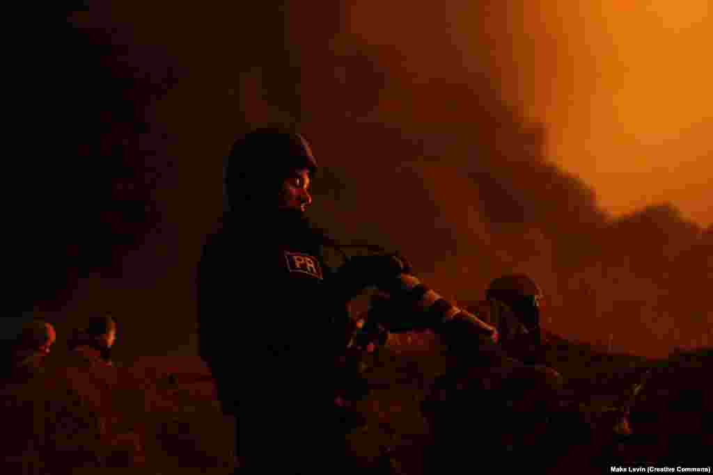 Журналіст РСЭ/РС Мар’ян Кушнір здымае пад Кіевам у першы тыдзень поўнамаштабнага ўварваньня Расеі ва Ўкраіну ў 2022 годзе.У разгар вайны Расеі супраць Украіны РСЭ/РС актыўна асьвятляе падзеі на вайне. Сёньня РСЭ/РС — буйная міжнародная мэдыяарганізацыя, якая інфармуе аб падзеях у краінах, дзе «вольная прэса альбо забаронена аўтарытарнымі ўрадамі, альбо ня цалкам сфармавалася».