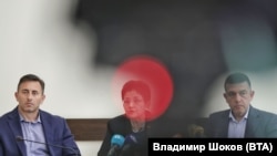 Изпълнителният директор на Националната агенция за приходите (НАП) Румен Спецов, служебният вицепремиерът и министър на финансите Людмила Петкова и новият директор на агенция „Митници" Георги Димов (дясно).