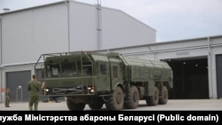 Un lansator de rachete autopropulsat din complexul „Iskander-M”, aflat lângă primul hangar construit pentru aceste lansatoare pe teritoriul unității militare din Asipovici, 30 august 2023.