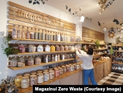 Rafturile Magazinului Zero Waste sunt pline de borcane, din care clienții se pot servi în propriile recipiente.