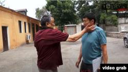 Эркин журналист Ыдырыс Исаковго Койчукуловдун кол көтөрүп жаткан учуру. 12-июнь, 2023-жыл.  Видеодон алынган сүрөт. 