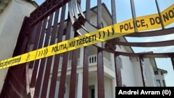 Casa Cora din Voluntari este situată într-un cartier rezidențial al orașului. O vecină spune că oamenii ținuți acolo erau foarte slabi, așa că le aducea mâncare. 