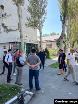 Адахан Мадумаровдун тарапташтары чогулууда. 2-сентябрь, 2023. Бишкек