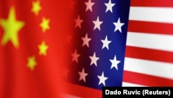 Флаги КНР и США. Иллюстративный коллаж