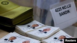 د ووټ اچولو بهیر د مې پر ۲۸مه سهار اته بجې پیل شو. 