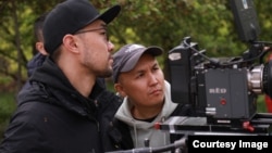Режиссер Адилет Каржоев жана оператор Жуманазар Койчубеков.