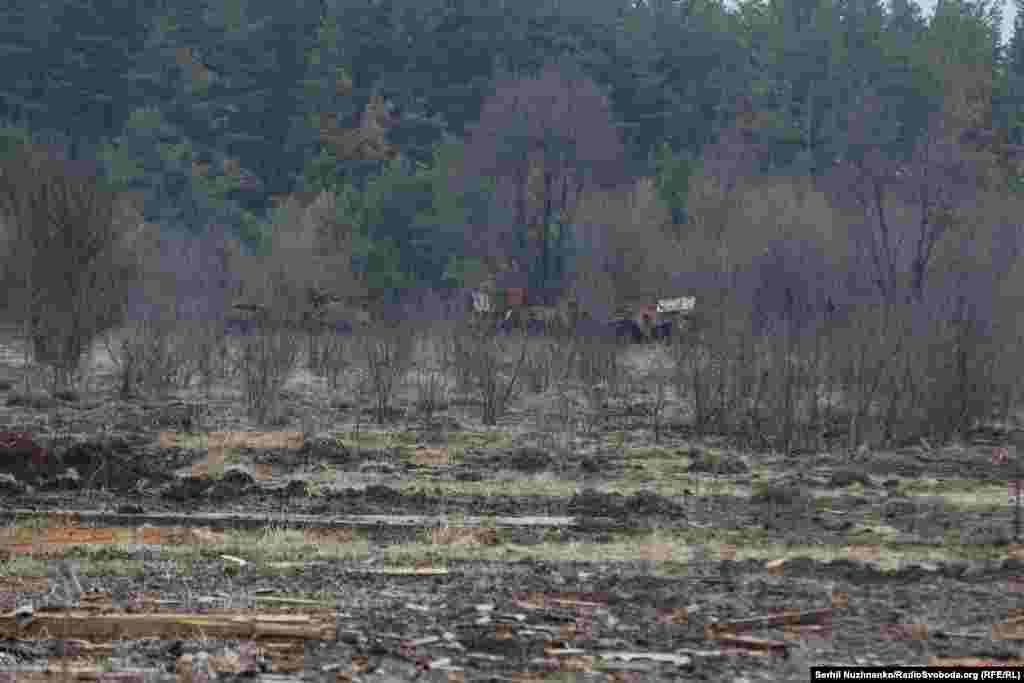 Знищена російська техніка на околиці села Тетерівського, Київщина, березень 2022 року / Фото від березня 2024 року: російську техніку вивезли, а спалена війною земля повільно заростає&nbsp;