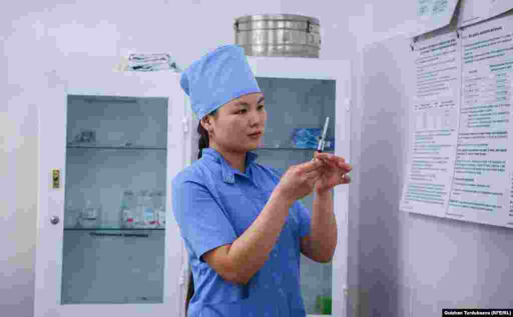 Медайым болуп иштеген Нуриса жакында эле ашказаны, кызыл өңгөчү күйгөн үч жаштагы кыздын окуясын айтып берди:&nbsp; "Апасы салат жасап, балдардын суу куйган бөтөлкөсүнө уксус куюп коюптур. Аны кичинекей кыз суу экен деп билбей ичип алып, бизге алып келишти. Аябай кыйналды".