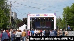 Simpatizanți ai Partidului Șor la un miting de partid la Comrat, pe 21 mai, la care s-a promis organizarea unui referendum la care cetățenii să decidă dacă vor relații mai strânse cu Rusia sau cu Uniunea Europeană. 