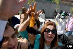 زرتاج ګل وزیره په اسلام اباد کې د تحریک انصاف د رهبر عمران خان په حق کې یوه عدالتي پرېکړه لمانځي - د ۲۰۲۴ز کال د جولای ۱۳مې انځور.