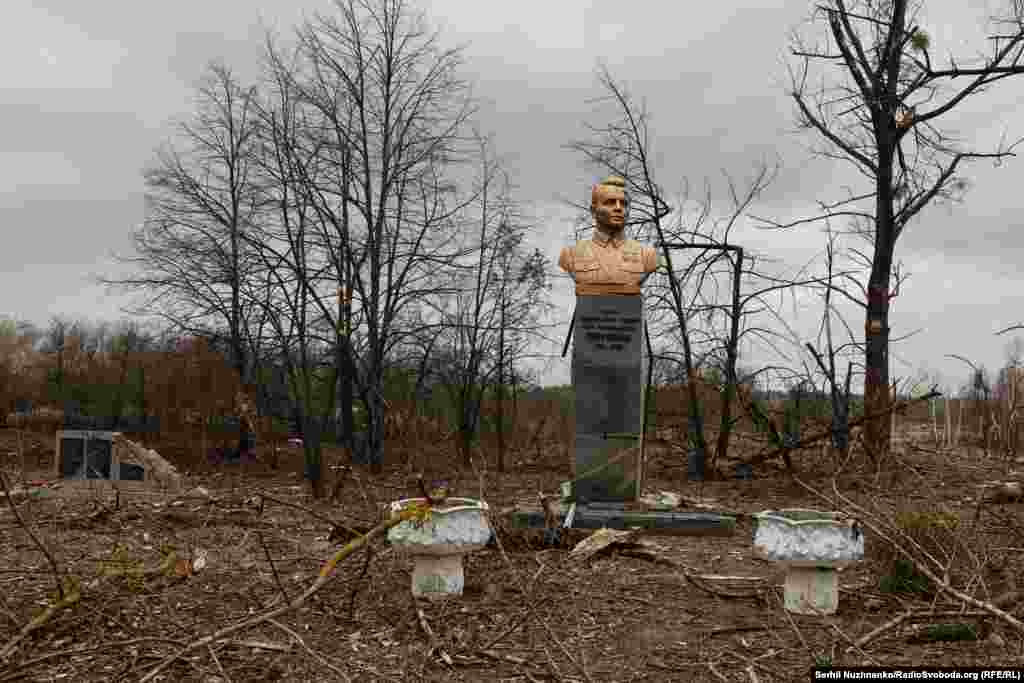 Пошкоджений російською армією монумент Герою Радянського Союзу Івану Сергієнку, поруч меморіал загиблим воїнам у Другій світовій війні у селі Підгайне на Київщині. Березень 2022 року / Фото праворуч від березня 2024 року