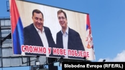Srbija treba da donese jasnu odluku o Evropi, umjesto toplog prijateljstva sa Putinovom Rusijom. Ali, to znači da i političari u BiH treba da postave prioritete koji su neophodni za integraciju u evropsku porodicu. (Na fotografiji Milorad Dodik i Aleksandar Vučić na plakatu u Banjaluci, avgust 2023.