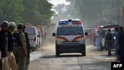 پاکستان کې پر سرتېرو تر بريد وروسته هغوی په امبولانس کې روغتون ته وړل کېږي ـ انځور له ارشيفه