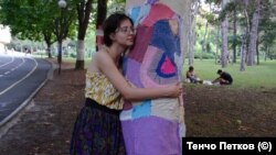 Божана Славкова с еко-социалната ѝ арт инсталация "Прегърната природа", 2021 г.