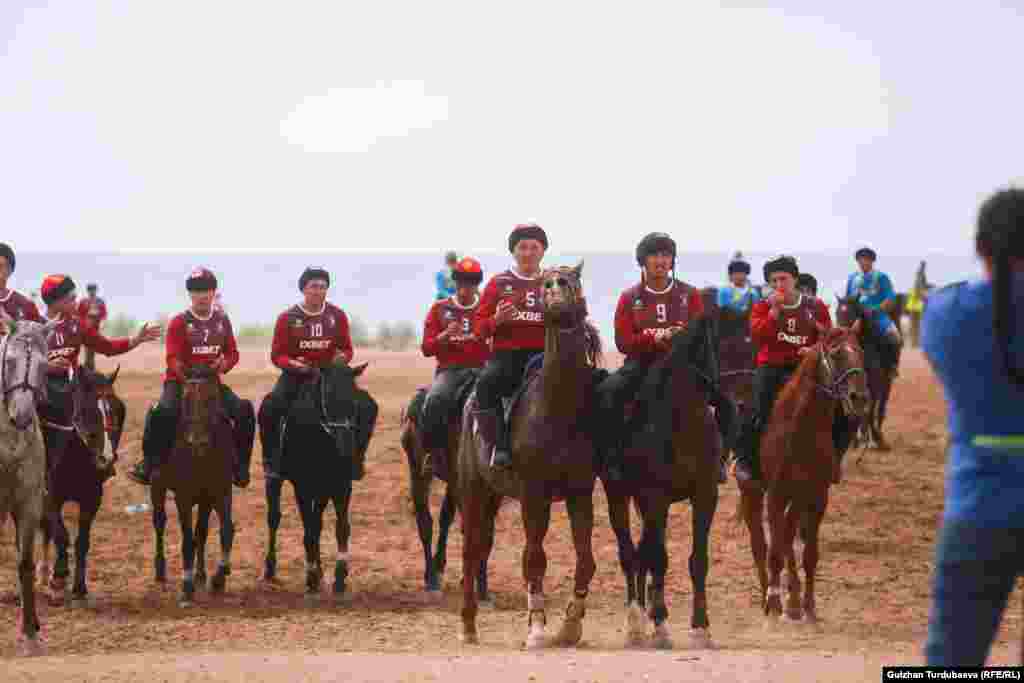 &ldquo;Достук" командасы мелдеште үчүнчү орунду ээлегени үчүн 800 миң сом акчалай байге алды.&nbsp;