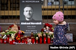 რუმინეთი - ყვავილები და სანთლები ნავალნის ხსოვნის უკვდავსაყოფად