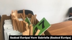 Licittáblák a Nemzeti Földügyi Központ árverésén Székesfehérváron, a Fejér Megyei Kormányhivatal épületében