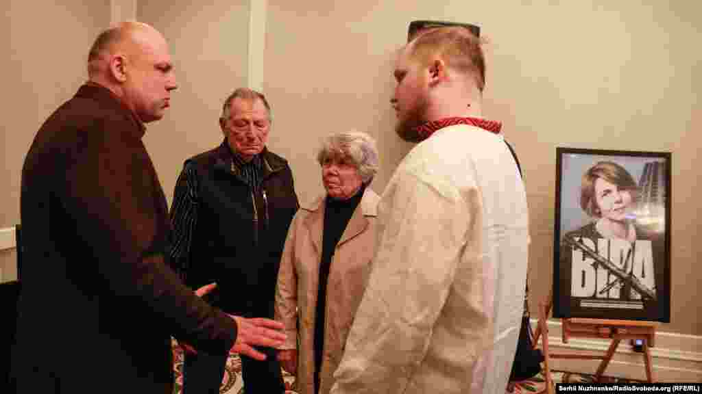 Автор фільму-розслідування&nbsp;&laquo;Віра&raquo;, журналіст програми&nbsp;&laquo;Схеми&raquo; (Радіо Свобода) Сергій Андрушко з рідними Віри Гирич, її сином та батьками