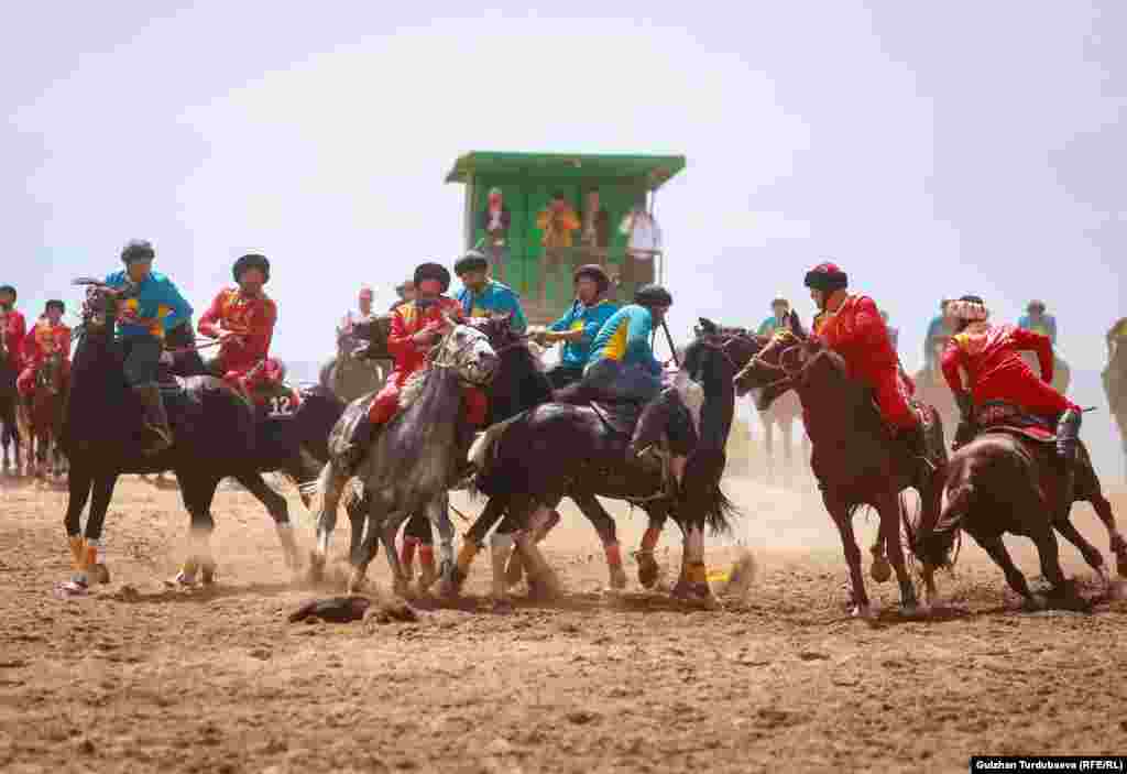 45 жаштан жогоркулар арасында Кыргызстан - Казакстан комнадаларынын беттеши.